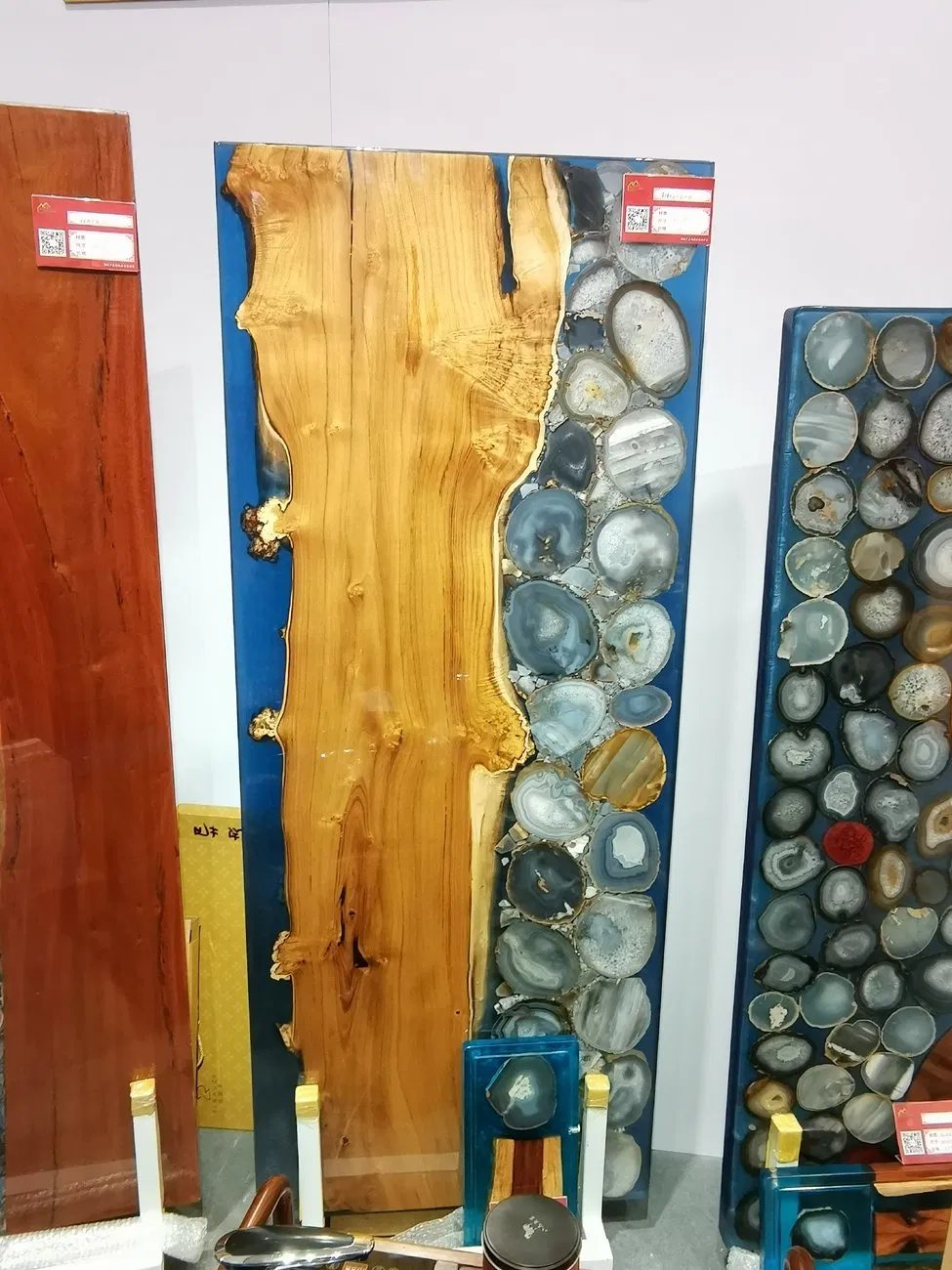 Customized Luxury and Environmentally Friendly Solid Wood Mahogany Gem Epoxy Resin Dining Table