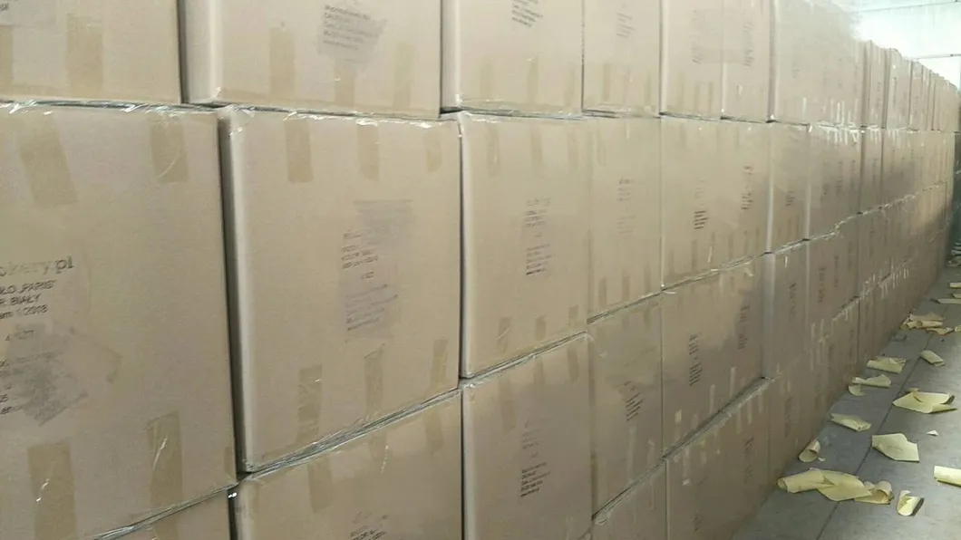 Modern Dining Room Furniture Leathaire Upholstered Soft Seat Simple Style Iron Legs Micro Fabric Dining Chair